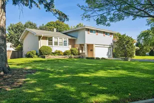 1310 E Ironwood Dr, Mount Prospect, IL 60056 - Photo 1