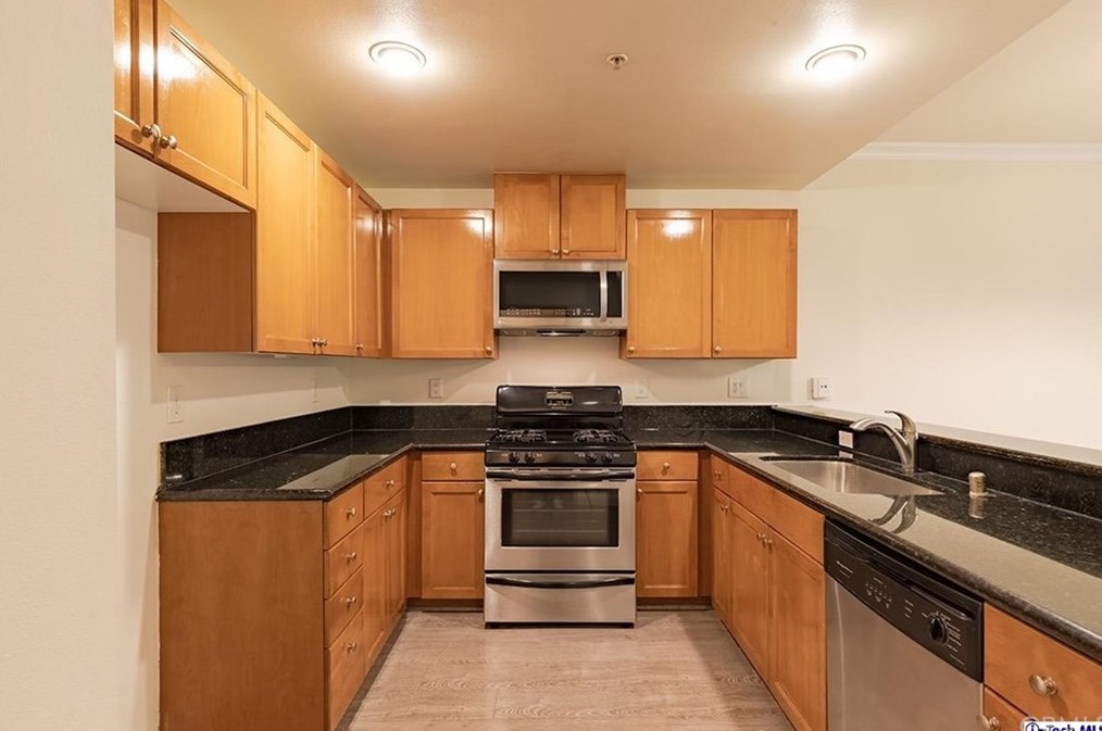 906 Serrano Ave, Los Angeles, CA 90006-6366