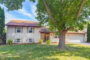 915 Castle Dr, Sun Prairie, WI 53590 - Photo 1