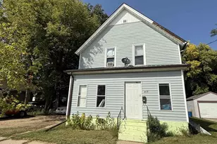 915 Bellevue Ave, Beloit, WI 53511 - Photo 1