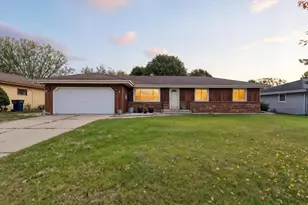1002 Somerset Dr, Janesville, WI 53546 - Photo 1