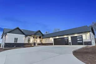 5611 N Vista Ln, Janesville, WI 53548 - Photo 1