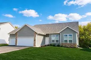 611 E Maple Beach Dr, Edgerton, WI 53534 - Photo 1