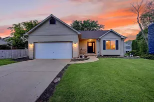 1013 Westridge Dr, Sun Prairie, WI 53590 - Photo 1