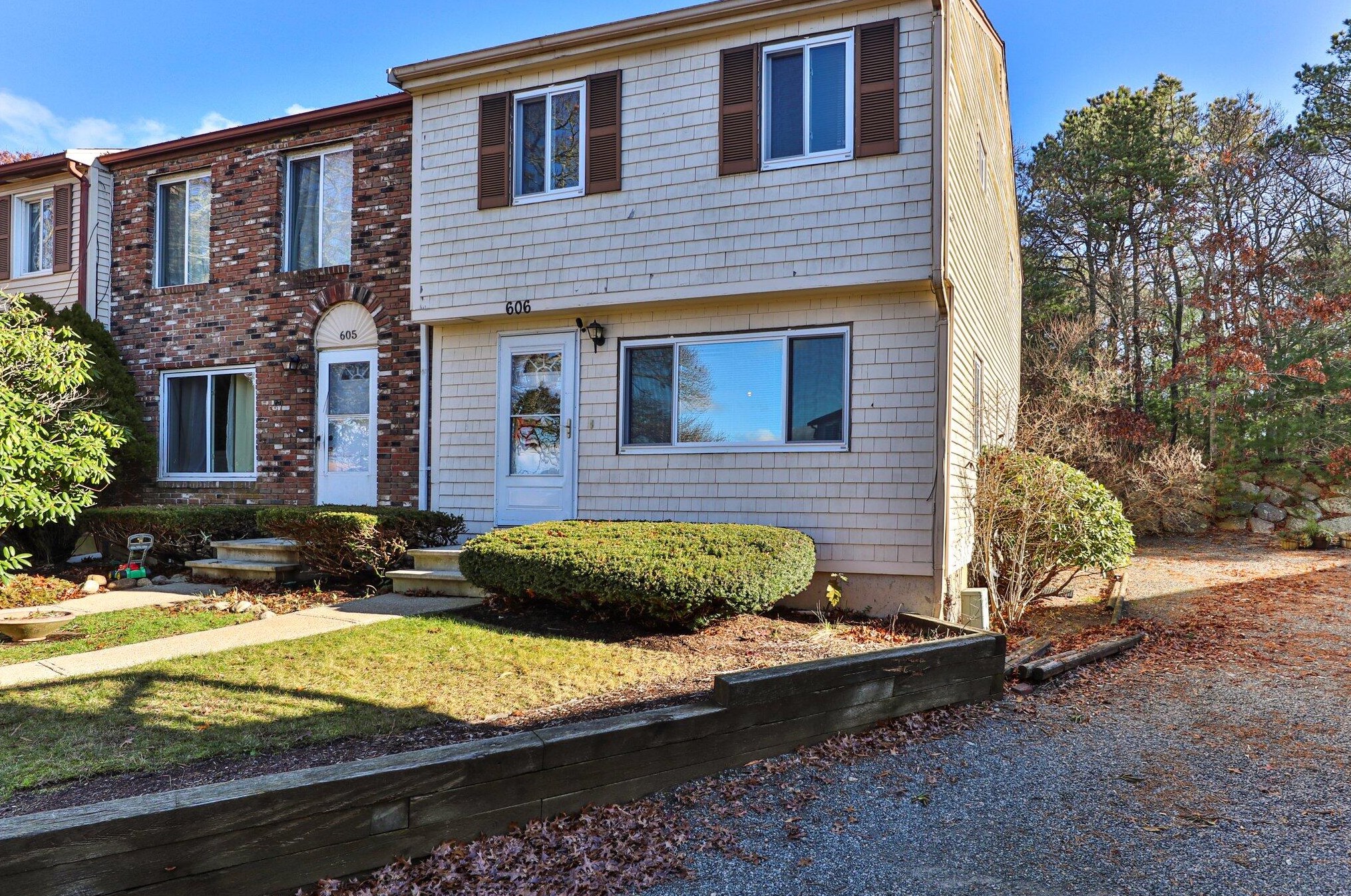 606 Village Dr, Bourne, MA 02532