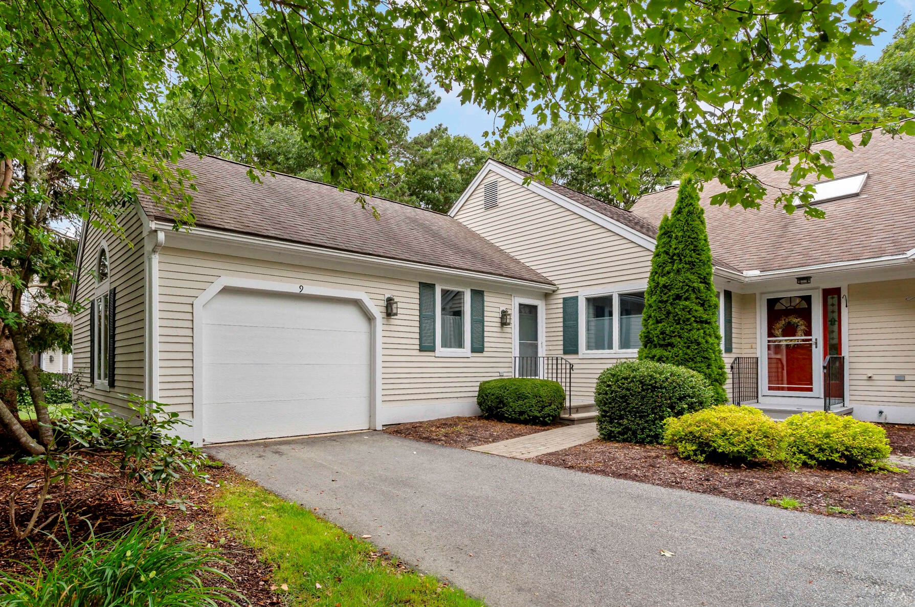 9 Friendship Ct, Mashpee, MA 02649