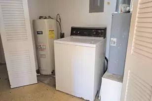 853 1st St, Chipley, FL 32428 - Photo 16