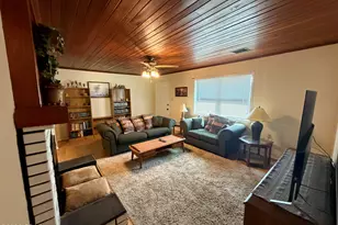 379 Lakepoint Rd, Alford, FL 32420 - Photo 12