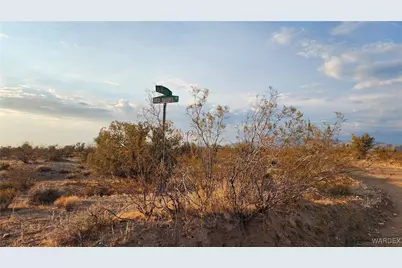 2204 S Six Shooter Road, Yucca, AZ 86438 - Photo 18