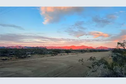 586 S Gene Autry Road, Yucca, AZ 86438 - Photo 1