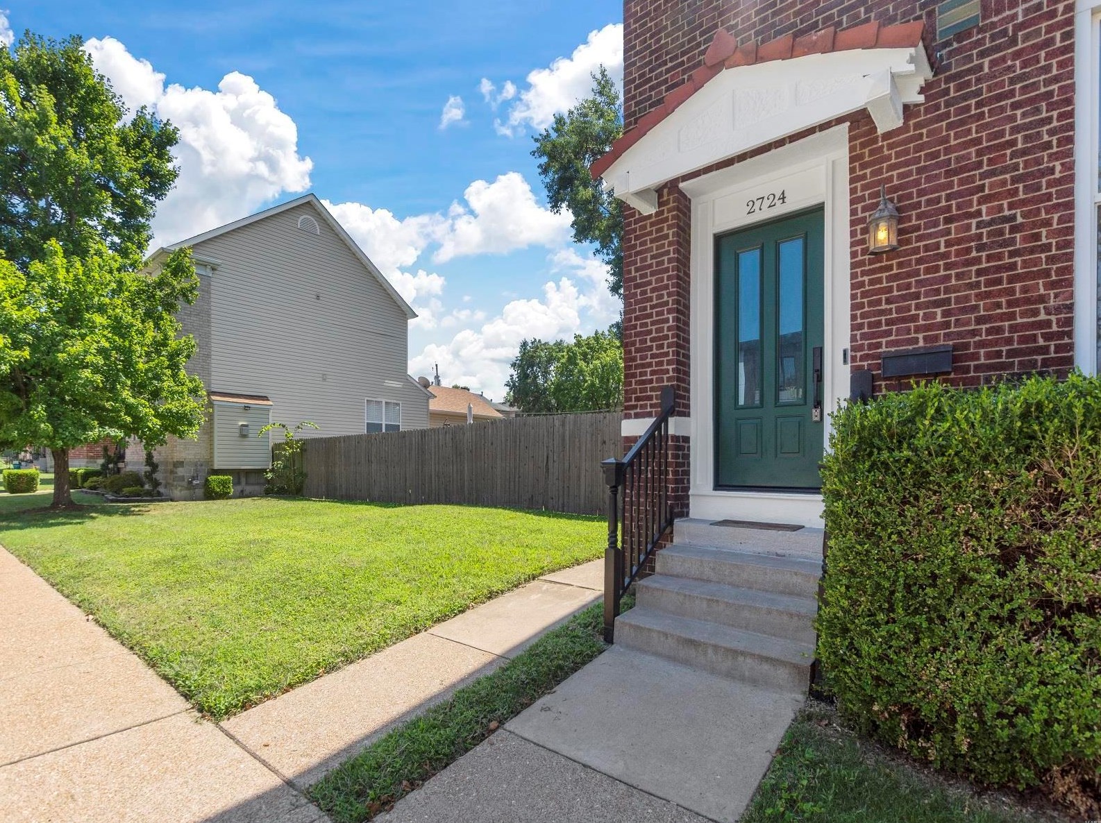 2724 Rutger St, Saint Louis, MO 63104-1932