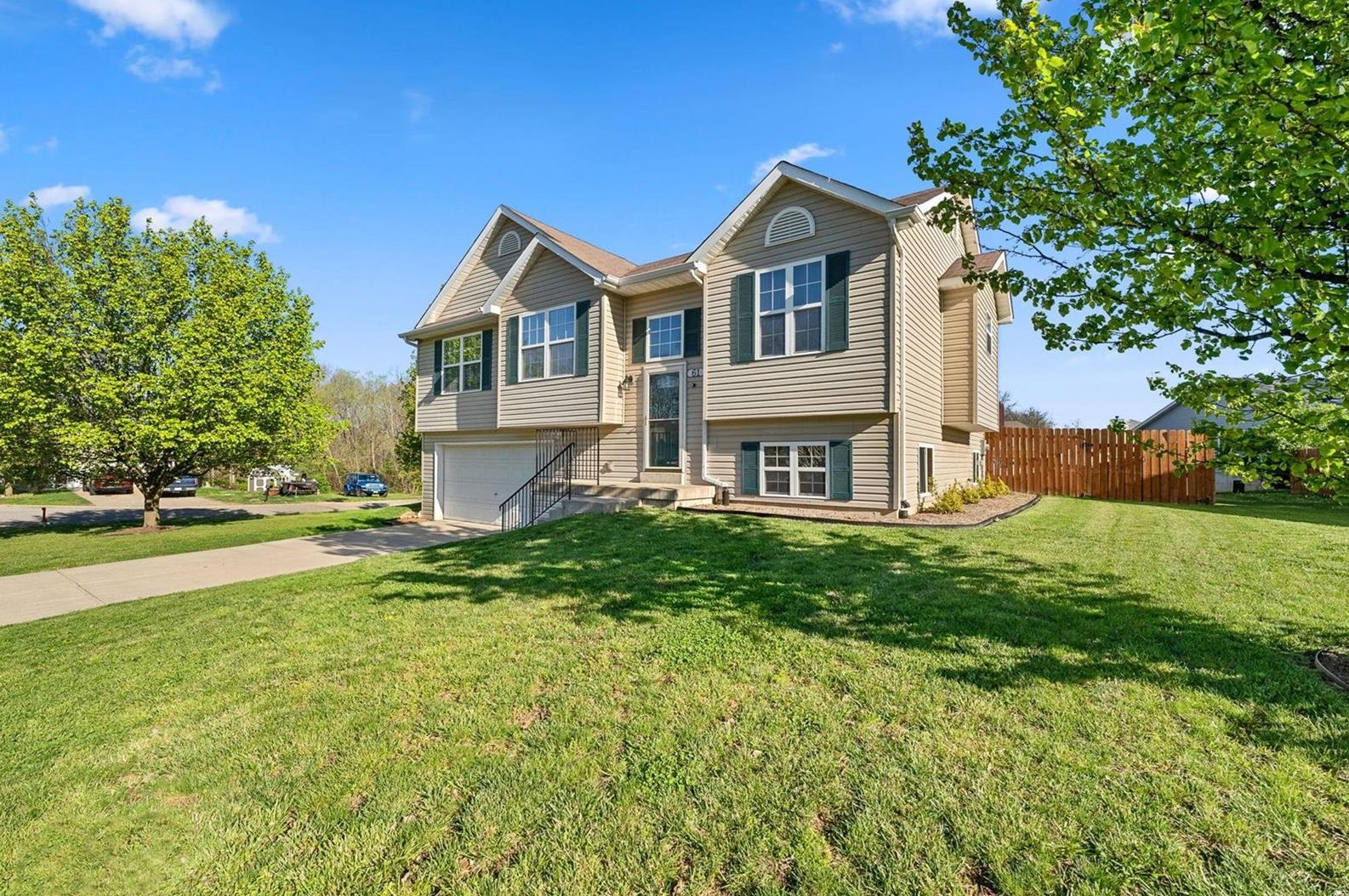 61 Village Circle Dr, Winfield, MO 63389-2054