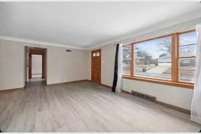 6 Sandringham Lane, Ferguson, MO 63135 - Photo 4