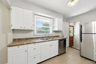 1090 Kinstern Dr, Des Peres, MO 63131 - Photo 14