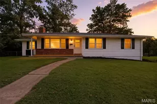 1090 Kinstern Dr, Des Peres, MO 63131 - Photo 2