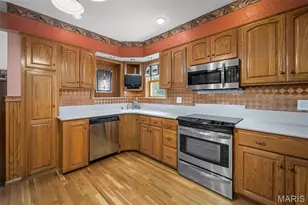 10000 Hilltop Dr, Saint Louis, MO 63128 - Photo 12