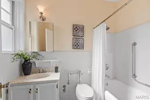 625 S Skinker Dr, Saint Louis, MO 63105 - Photo 12