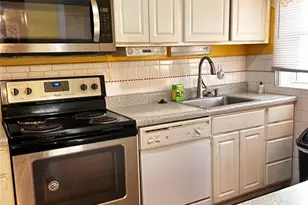 9701 Colony Dr, Bellefontaine Neighbors, MO 63137 - Photo 10