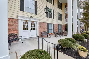 1525 Hampton Hall Dr, Chesterfield, MO 63017 - Photo 2