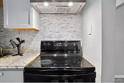 10129 Ashbrook Drive, Saint Louis, MO 63137 - Photo 12