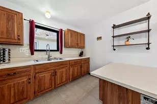 10421 Fourwinds Ct, Saint Louis, MO 63114 - Photo 12