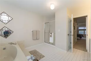 1048 King Henry Ct, Creve Coeur, MO 63146 - Photo 16