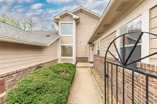 1048 King Henry Ct, Creve Coeur, MO 63146 - Photo 2