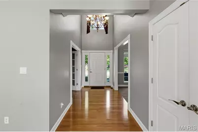 208 Vonbehren Drive, Chesterfield, MO 63005 - Photo 2