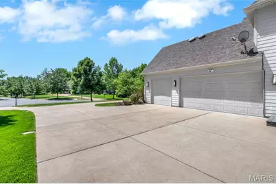 18239 Canyon Forest Court, Chesterfield, MO 63005 - Photo 6