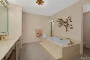 585 Coeur de Royale Dr, Creve Coeur, MO 63141 - Photo 18
