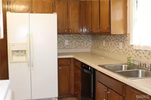 8910 Shawnee Ln, Saint Louis, MO 63114 - Photo 4