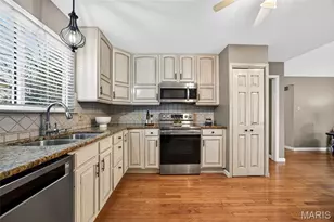 1925 Dewitt Ridge Dr, Chesterfield, MO 63017 - Photo 16