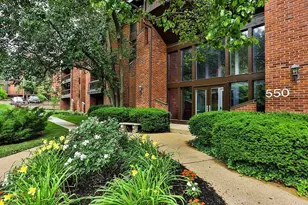 585 Coeur de Royale Dr, Creve Coeur, MO 63141 - Photo 2