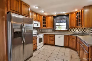 5320 Royal Hills Dr, Oakville, MO 63129 - Photo 8