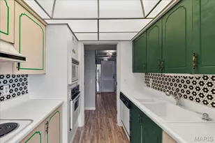 572 Coeur de Royale Dr, Saint Louis, MO 63141 - Photo 8