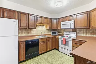 12123 Wesland Dr, Maryland Heights, MO 63043 - Photo 4