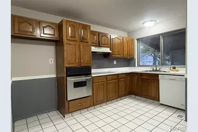 810 Manresa Lane, Florissant, MO 63031 - Photo 4