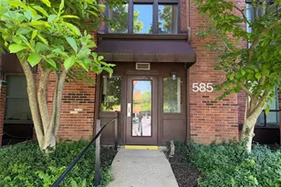 585 Coeur de Royale Dr, Creve Coeur, MO 63141 - Photo 1