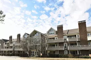 1033 Wilton Royal Dr, Creve Coeur, MO 63146 - Photo 2