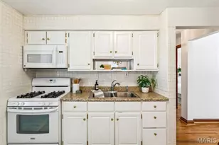 8015 Parkwood Dr, Saint Louis, MO 63123 - Photo 10