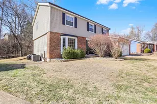 831 Windsor Gardens Ct, Ballwin, MO 63021 - Photo 2