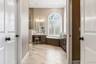 1040 Greystone Manor Pkwy, Chesterfield, MO 63005 - Photo 38