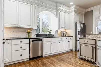 1040 Greystone Manor Parkway, Chesterfield, MO 63005 - Photo 28