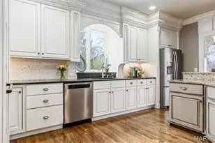 1040 Greystone Manor Pkwy, Chesterfield, MO 63005 - Photo 28