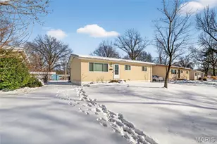 296 Meadowcrest Dr, Saint Louis, MO 63135 - Photo 2
