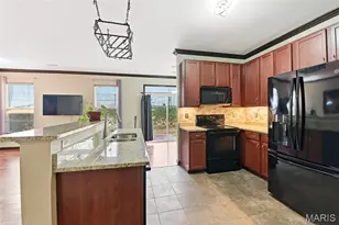 904 Kingston Terrace Ct, Saint Charles, MO 63301 - Photo 2
