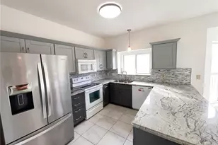 565 Crown Passage Dr, Saint Charles, MO 63303 - Photo 2