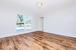 9836 Charwick Dr, Saint Louis, MO 63128 - Photo 8