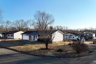 202 Meadowbrook Dr, Farmington, MO 63640 - Photo 2