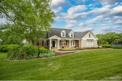 102 Seabrook Court, Chesterfield, MO 63017 - Photo 2
